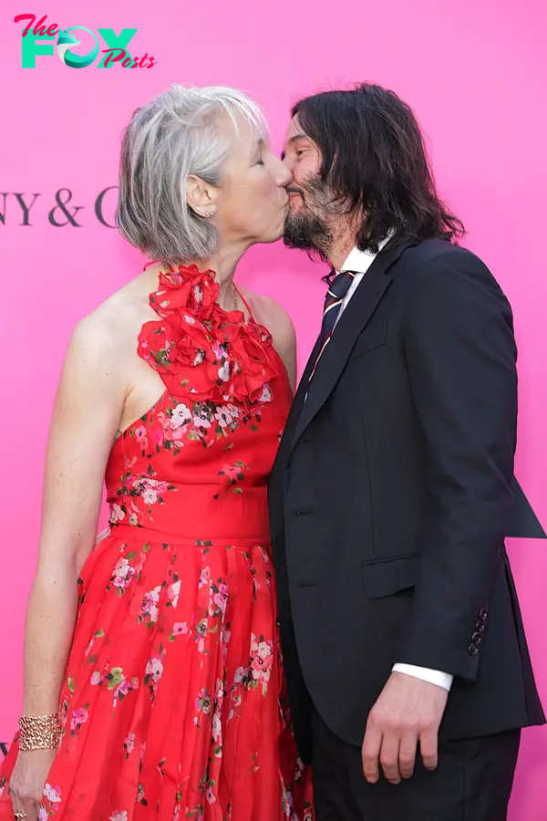 Alexandra Grant and Keanu Reeves kissing