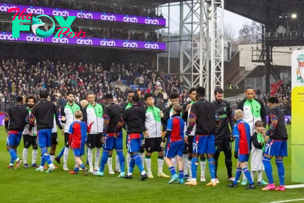 LONDON, ENGLAND - Saturday, December 9, 2023: The players shake hands before the FA Premier League match between Crystal Palace FC and Liverpool FC at Selhurst Park. (Photo by David Rawcliffe/Propaganda)