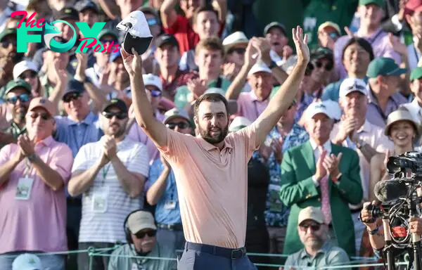 Augusta (United States), 14/04/2024.- Golfer Scottie Scheffler of the US celebrates on the 18th green after winning the Masters Tournament at the Augusta National Golf Club in Augusta, Georgia, USA, 14 April 2024. The Augusta National Golf Club is holding the Masters Tournament from 11 April through 14 April 2024. EFE/EPA/JOHN G MABANGLO
