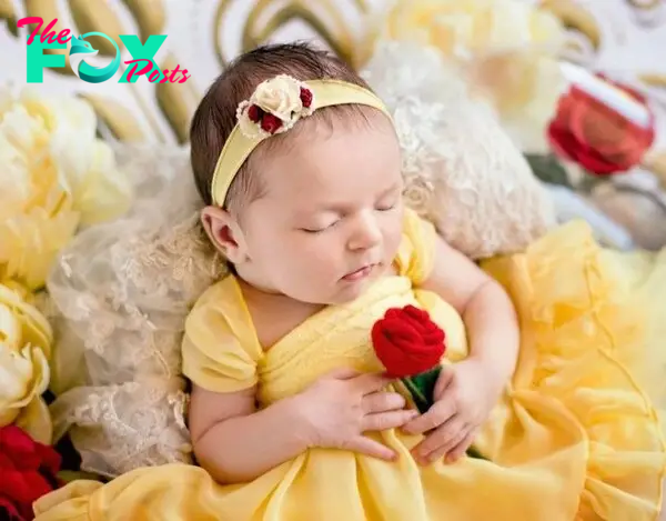 Beautiful set of photos of newborn babies playing Disney princesses - Photo 13.