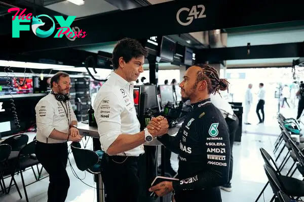 Toto Wolff y Lewis Hamilton, en el box de Mercedes durante el GP de Abu Dhabi 2023.