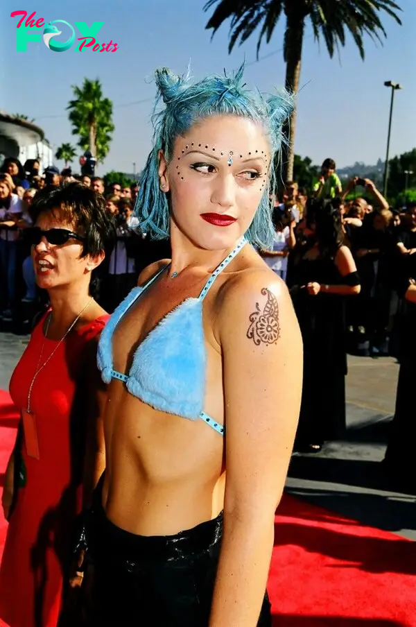 Gwen Stefani blue hair and face gems
