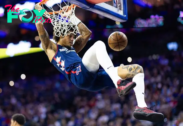 Kelly Oubre Jr. (9) dunks the ball against the Detroit Pistons during the first quarter.