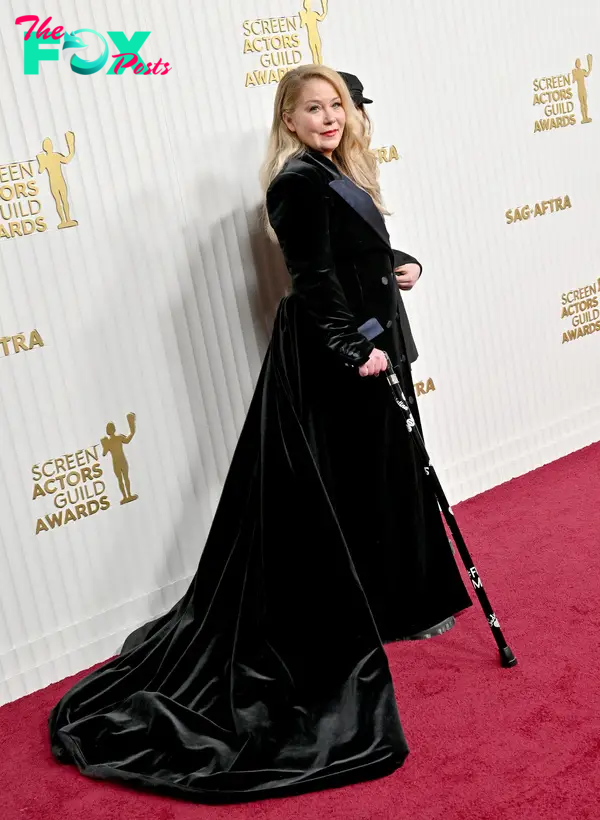 christina applegate walking with a cane
