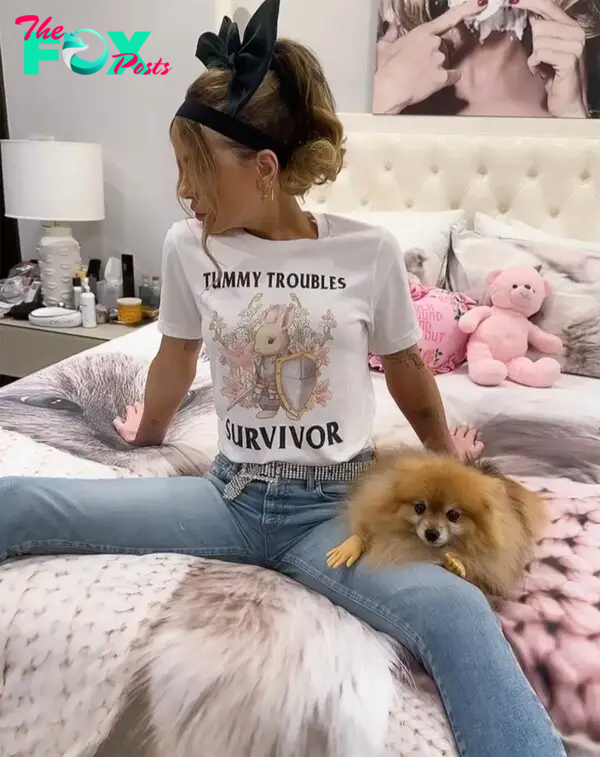 Kate Beckinsale wearing a "Tummy Troubles Survivor" shirt. 
