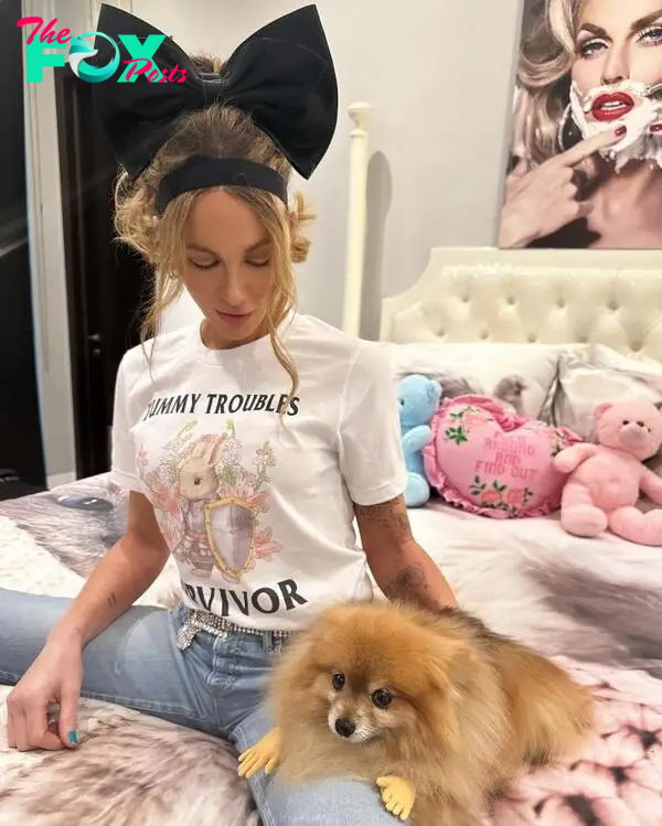 Kate Beckinsale wearing a "Tummy Troubles Survivor" shirt. 