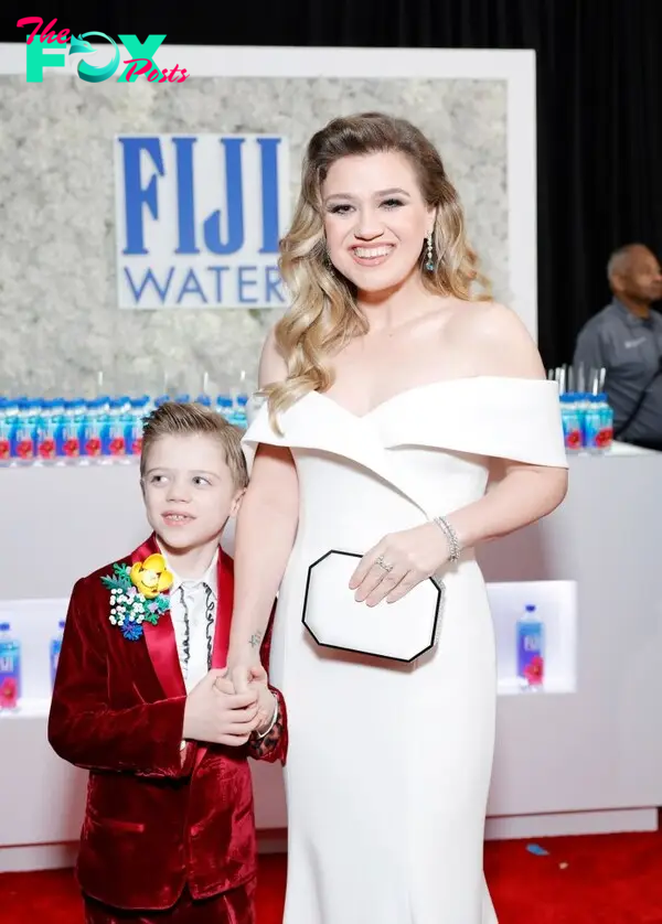 Kelly Clarkson with her son