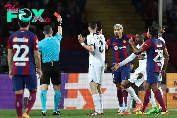 Momento en el que Araújo ve la roja en la vuelta de cuartos de final de la Champions League entre el Barcelona y el PSG.