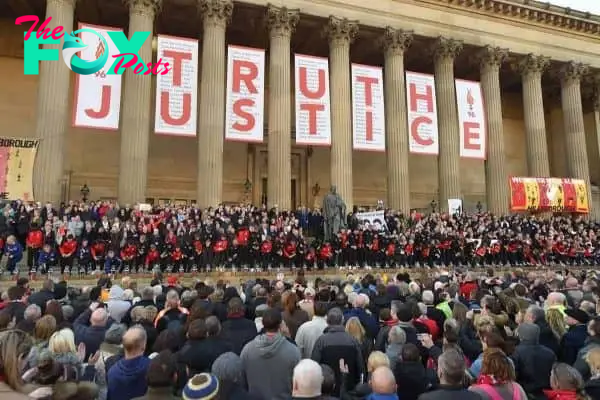LIVERPOOL, ENGLAND - Wednesday, April 27, 2016: Thousands of people gather outside Liverpool's St George's Hall in remembrance of the 96 victims who died at the Hillsborough disaster, a day after after a two-year long inquest court delivered a verdict of unlawful killing. (Pic by Propaganda)