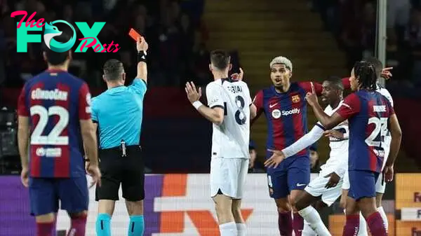 Why was Araujo sent off for Barcelona against PSG?