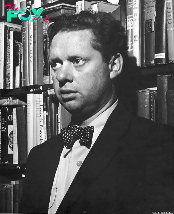 A black-and-white photo of Dylan Thomas in 1952.