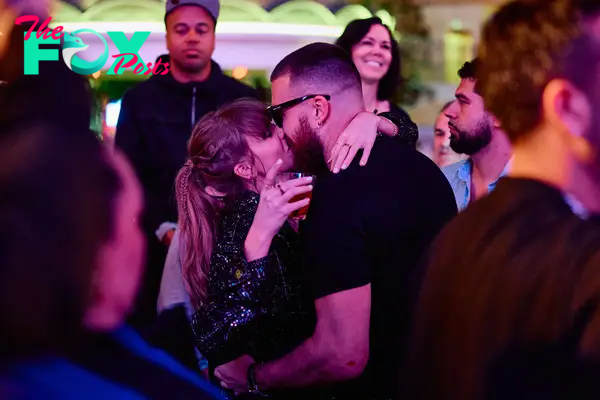 taylor swift and travis kelce kissing