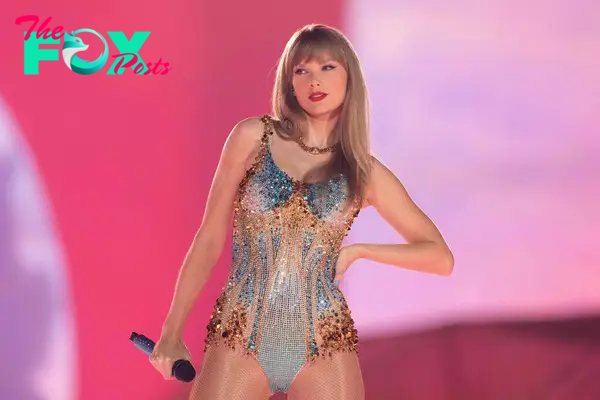taylor swift on stage