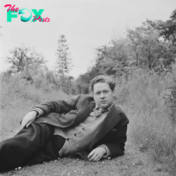 A black-and-white photo of Dylan Thomas in 1946.