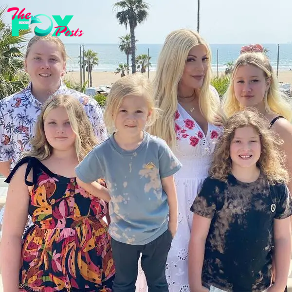 Tori Spelling with her kids