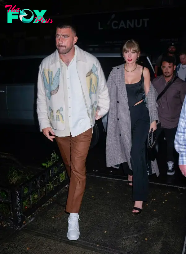 Travis Kelce and Taylor Swift holding hands in New York. 
