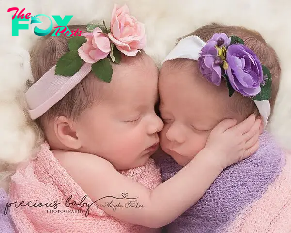 Twin baby girls close up flowers beautiful newborn twins Precious baby photography Angela Forker uni… | Newborn twin photography, Twin photography, Twin baby girls
