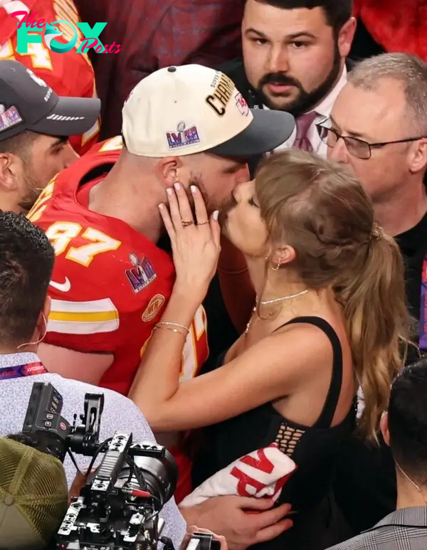 Travis Kelce and Taylor Swift kissing.