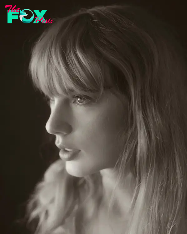 A black-and-white photo of Taylor Swift.