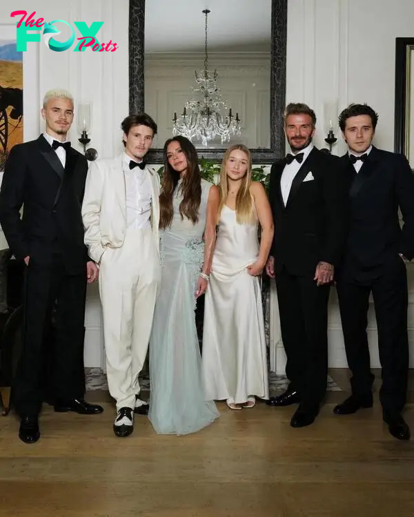 David and Victoria Beckham with their four kids: Brooklyn, Romeo, Cruz, and Harper. 