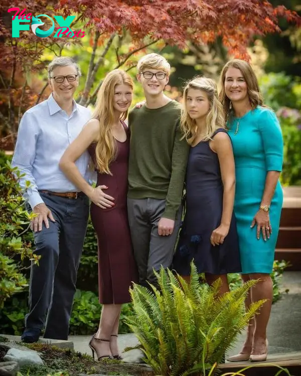 bill and melinda gates with their children