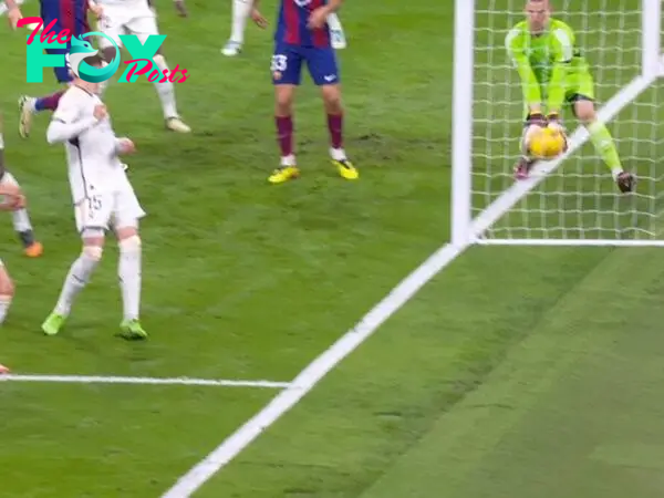 Imagen del gol fantasma en el Real Madrid - Barcelona.
