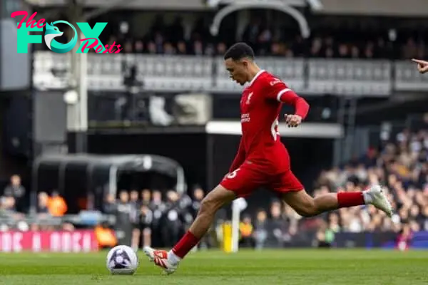LONDON, ENGLAND - Sunday, April 21, 2024: Liverpool's Trent Alexander-Arnold scores the first goal from a free-kick during the FA Premier League match between Fulham FC and Liverpool FC at Craven Cottage. (Photo by David Rawcliffe/Propaganda)