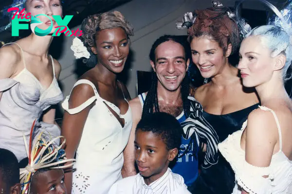 John Galliano, Naomi Campbell et Helena Christensen en 1996