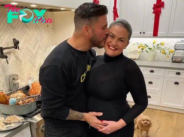 pregnant Brittany Cartwright smiling with Jax Taylor