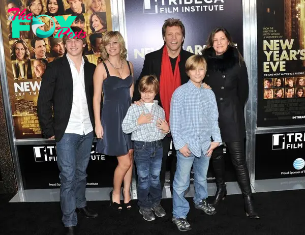  Jon Bon Jovi and Dorothea Hurley with their kids in 2011. 