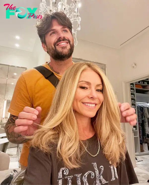Kelly Ripa getting her hair colored