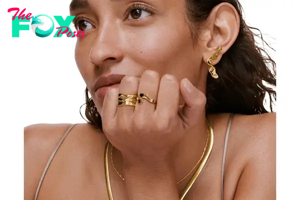 A model in gold rings