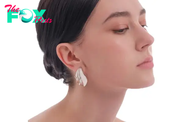A model in Aupen silver wave earrings