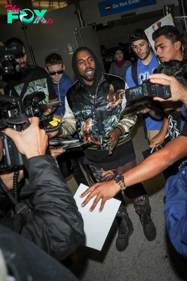 Kanye West fighting with paparazzi.