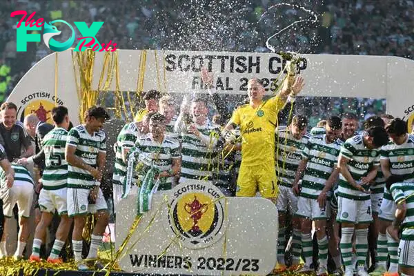 Joe Hart, Goalkeeper of Celtic with Champagne and teammates after the Scottish Cup Final match between Celtic and Inverness Caledonian Thistle at H...