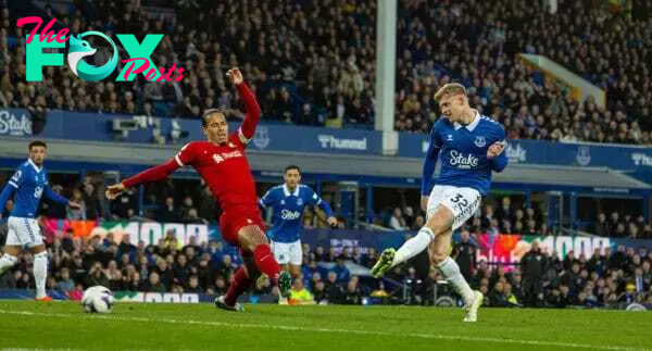 LIVERPOOL, ENGLAND - Wednesday, April 24, 2024: Everton's Jarrad Branthwaite scores the first goal during the FA Premier League match between Everton FC and Liverpool FC, the 244th Merseyside Derby, at Goodison Park. (Photo by David Rawcliffe/Propaganda)