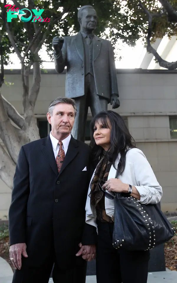 Jamie and Lynne Spears outside the court house.