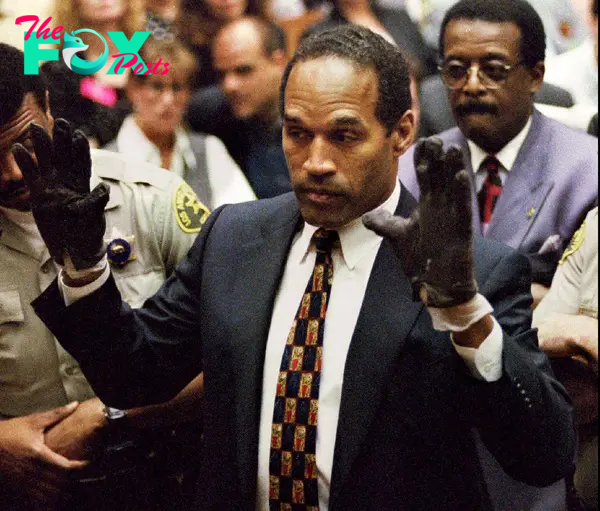 OJ Simpson wearing black gloves in court.