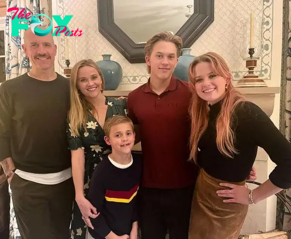 Reese Witherspoon with Jim Toth, and kids Deacon, Ava, and Tennessee. 