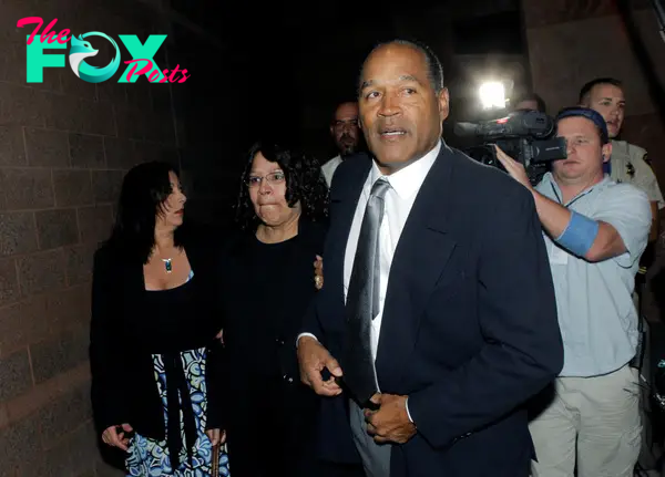 OJ Simpson and his sister arriving to court in 2008.