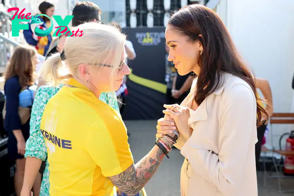 Meghan Markle greets Yuliia 'Taira' Paievska during the Swimming Medals Ceremony during day seven of the Invictus Games Düsseldorf 2023 on September 16, 2023 in Duesseldorf, Germany | Source: Getty Images