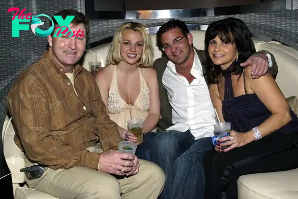 Singer Britney Spears (2nd,L) and family (L-R), father Jamie, brother Bryan and mother Lynne