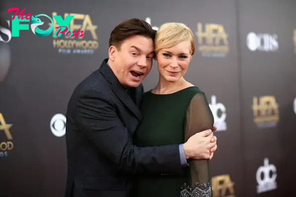 Mike Myers hugging his wife Kelly Tisdale.