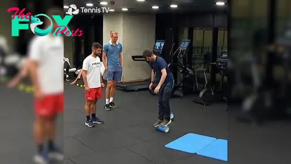 Tennis world no. 5 Alexander Zvrerv casually watched on as his conditioning coach proceeded attempt balancing on a foam roller, which did not go as planned.