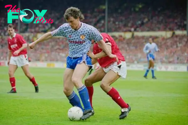 Mark Hughes, Des Walker