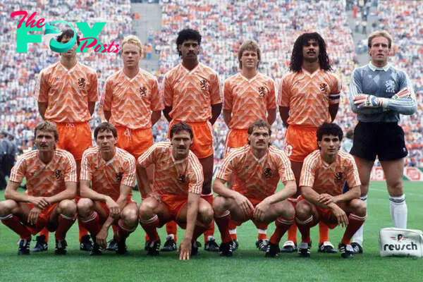 Marco Van Basten, Ronal Koeman, Franck Rijkarad, Erwin Koeman, Ruud Gullit, Hans Van Breukeln, dri Van Tiggelen, Wilbert Suvrijn, Barry Van Aerle, Jan Wouters, Gerald Vanenburg