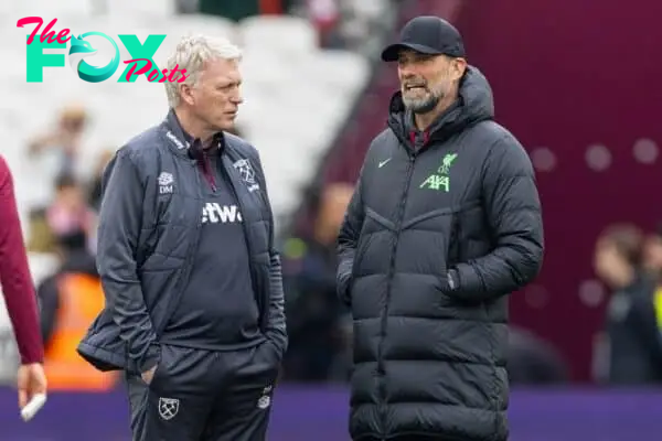 LONDON, ENGLAND - Saturday, April 27, 2024: Liverpool's manager Jürgen Klopp (R) chats with West Ham United's manager David Moyes before the FA Premier League match between West Ham United FC and Liverpool FC at the London Stadium. (Photo by David Rawcliffe/Propaganda)