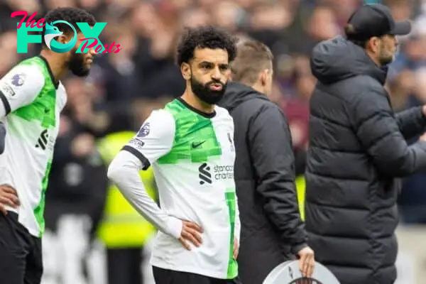 LONDON, ENGLAND - Saturday, April 27, 2024: Liverpool's substitute Mohamed Salah prepares to come on during the FA Premier League match between West Ham United FC and Liverpool FC at the London Stadium. (Photo by David Rawcliffe/Propaganda)