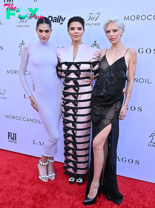 Amelia Gray, Lisa Rinna and Delilah Belle posing for a photo 