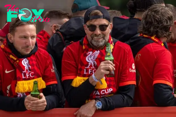 LIVERPOOL, ENGLAND - Sunday, May 29, 2022: Liverpool's manager Jürgen Klopp (R) and first-team development coach Pepijn Lijnders with bottles of Carlsberg during an open top bus parade around the city after the club won the Cup Double, the FA Cup and the Football League Cup. (Photo by David Rawcliffe/Propaganda)